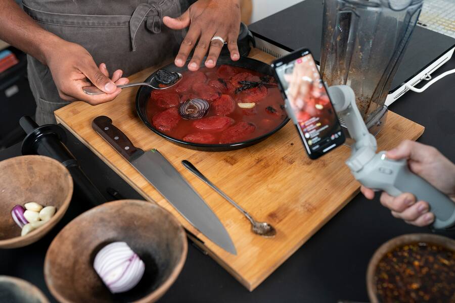 Olivier Bur Live Cooking Workshop auf Zueri isst Instagram Live Rezept Mexikanische Salsa Roja