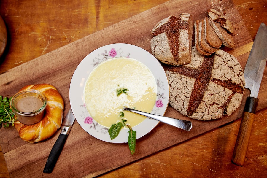 Suppe mit Brot