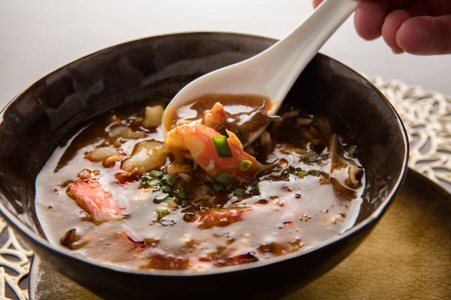 SZECHUAN HOT & SOUR SOUPSzechuansuppe aus Poulet und Pilzen mit Judasohr, Krabbenfleisch, Essig, Krevetten und weichem Tofu