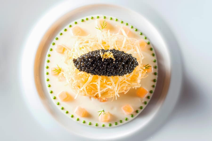 Weiches Hühnerei mit imperialem Kaviar und geräuchertem Lachs